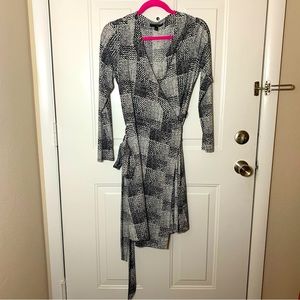 Women’s Banana Republic Black And White Wrap Dress Size Medium